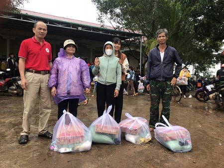 Trao 350 suất quà cho người nghèo xã Cư kbang